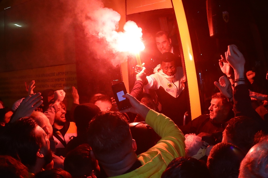 ΑΕΚ: Χαμός στην άφιξη της ομάδας στη Φιλαδέλφεια