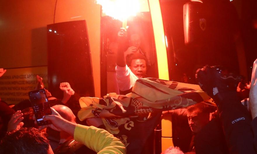 «Να τοι, να τοι οι πρωταθλητές»: Χαμός στην άφιξη της ΑΕΚ στη Φιλαδέλφεια!