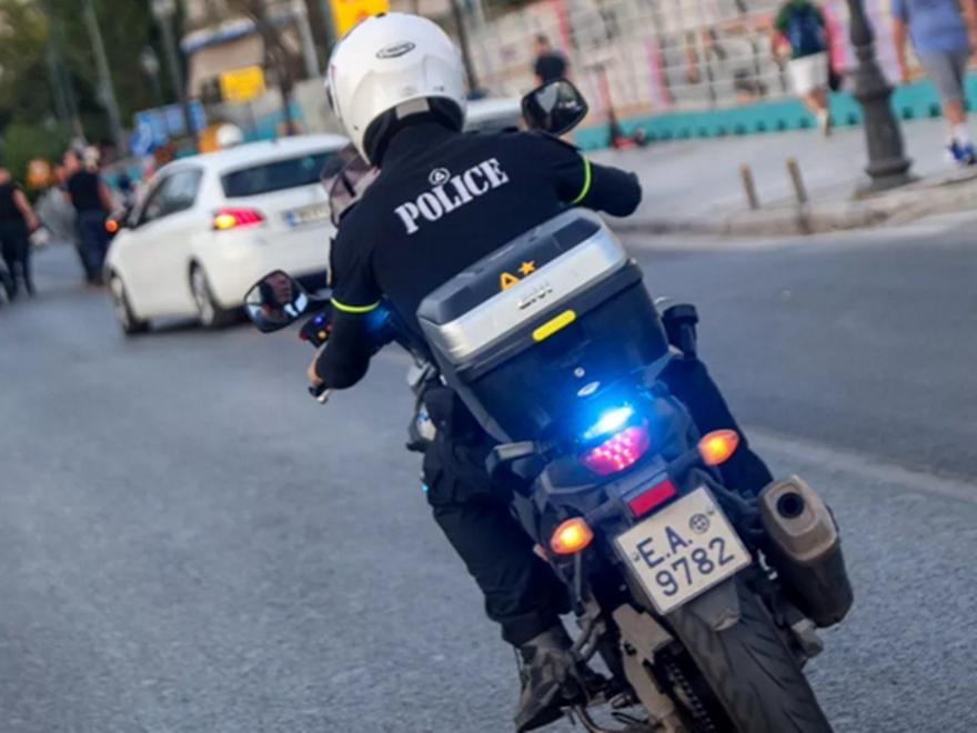 Συνελήφθη 66χρονος ο οποίος έβρισε και έσπρωξε αστυνομικό στον Πειραιά επειδή του έκοψε πρόστιμο