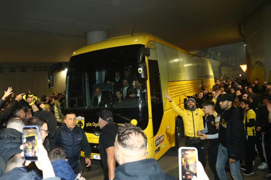 «Να τοι, να τοι οι πρωταθλητές»: Χαμός στην άφιξη της ΑΕΚ στη Φιλαδέλφεια!