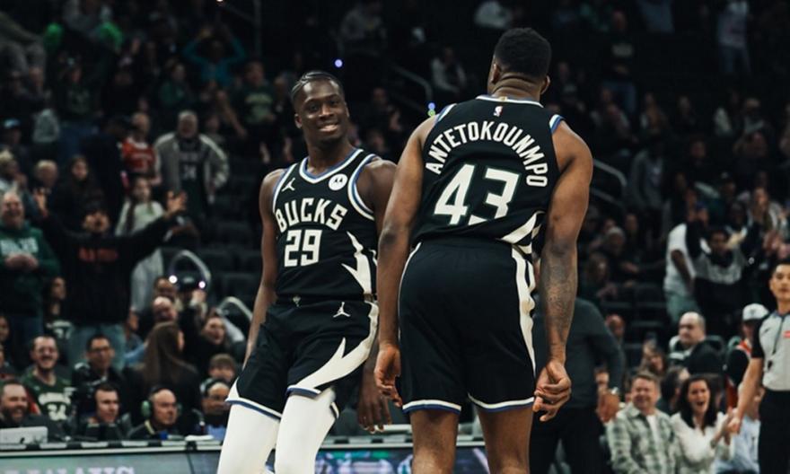 Τρελάθηκε ο Γιάννης: Ο Άλεξ Αντετοκούνμπο πέτυχε το πρώτο του καλάθι στο ΝΒΑ και μετά σέρβιρε alley oop στον Θανάση