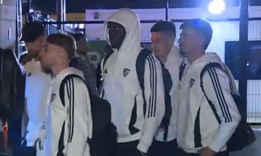 Χαμός στη Σεβίλλη: Υποδοχή με ύβρεις και απειλές από κουκουλοφόρους μετά την ήττα από την Οβιέδο