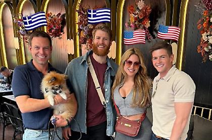 Ο Στέφανος Κασσελάκης φωτογραφήθηκε με τον Τόμας Γουόκαπ και του έβαλε ελληνική σημαία