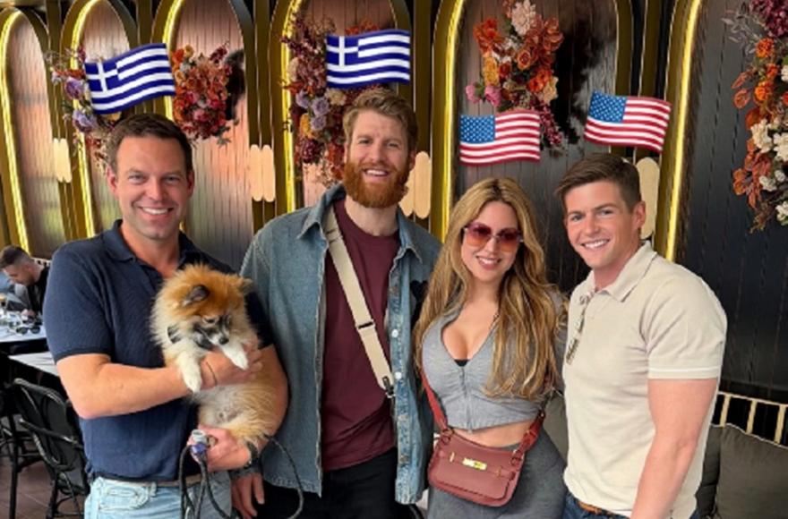 Ο Στέφανος Κασσελάκης φωτογραφήθηκε με τον Τόμας Γουόκαπ και του έβαλε ελληνική σημαία