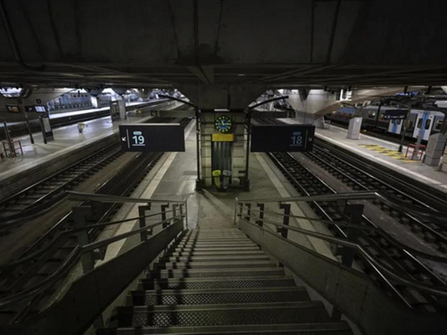 Σύγκρουση τρένου με φορτηγό στη Γαλλία - Νεκρός ο οδηγός, 27 οι τραυματίες