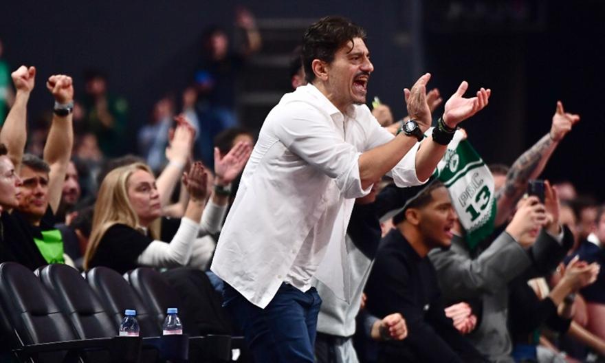 Στα αποδυτήρια με την ομάδα ο Γιαννακόπουλος πριν το τζάμπολ με Μπαρτσελόνα