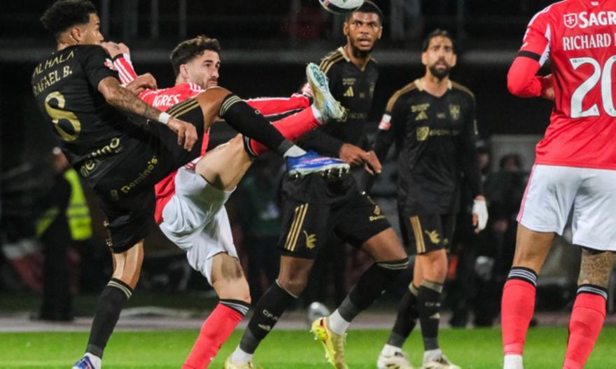 «Κόλλησε» και πάει για… τρίτη η Μπενφίκα