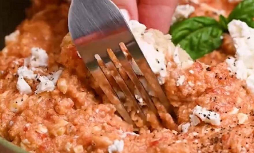 Ζουμερή στραπατσάδα με φέτα