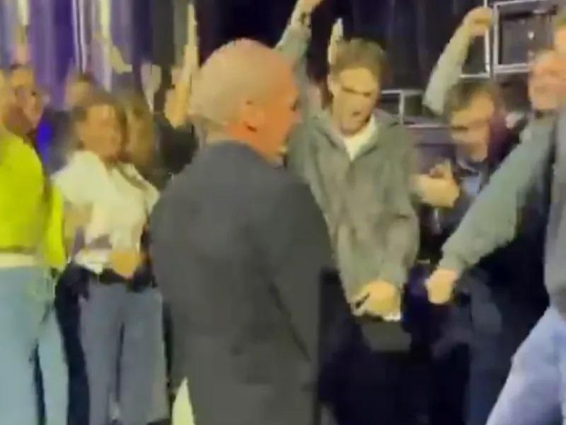 Ο Γιάνης Βαρουφάκης χορεύει στη Μόσχα techno τραγούδι με το όνομά του (video)