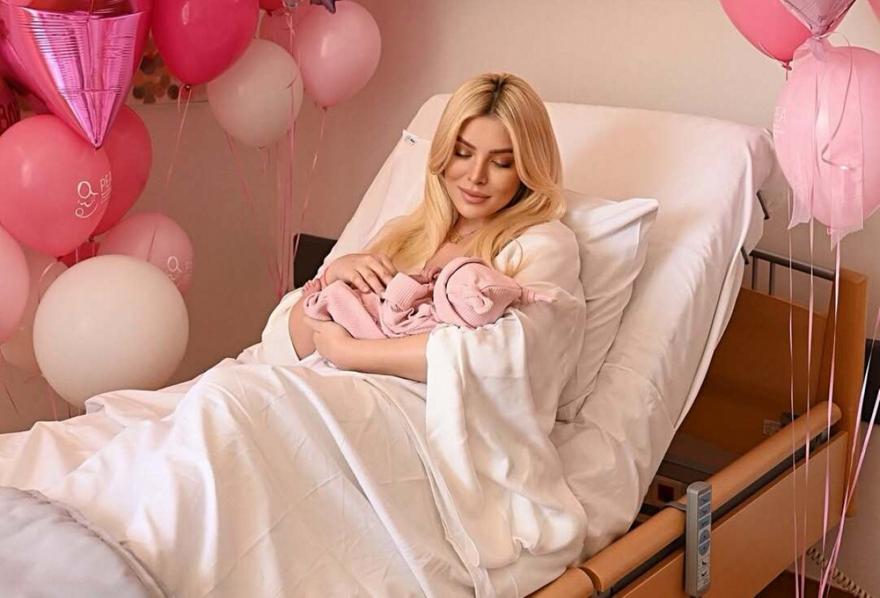 Καινούργιου: Οι πρώτες φωτογραφίες με την κόρη της από το μαιευτήριο και το τρισευτυχισμένο μήνυμά της