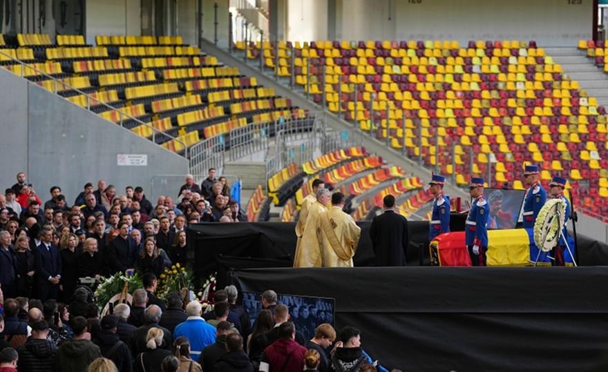 Στο Εθνικό Στάδιο η σορός του Μιρτσέα Λουτσέσκου - Λύγισε ο Ραζβάν στο λαϊκό προσκύνημα