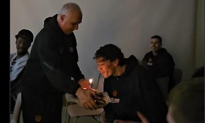 Παίκτες και τεχνικό επιτελείο του Παναθηναϊκού ευχήθηκαν στον Όσμαν για τα γενέθλιά του με τούρτα-έκπληξη