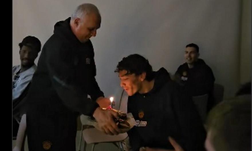 Παίκτες και τεχνικό επιτελείο του Παναθηναϊκού ευχήθηκαν στον Όσμαν για τα γενέθλιά του με τούρτα-έκπληξη