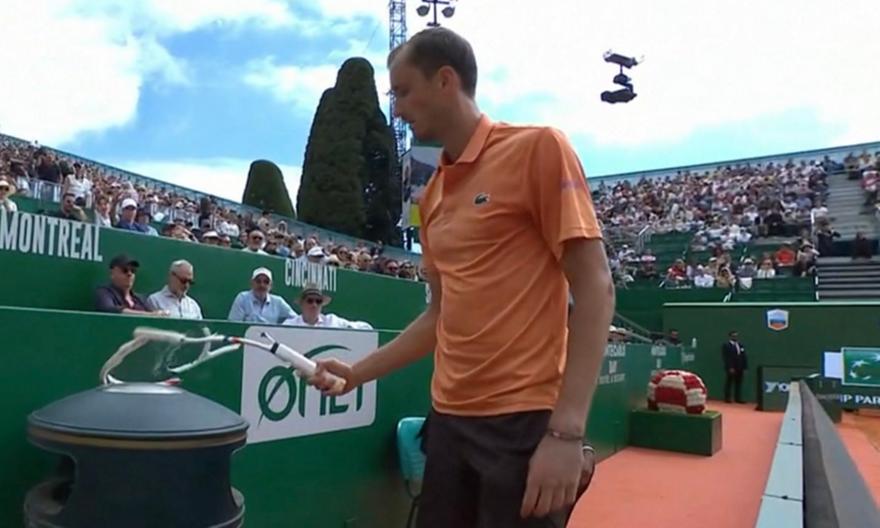 Συντριβή για Μεντβέντεφ στο Μόντε Κάρλο και έκρηξη διαλύοντας τη ρακέτα του!