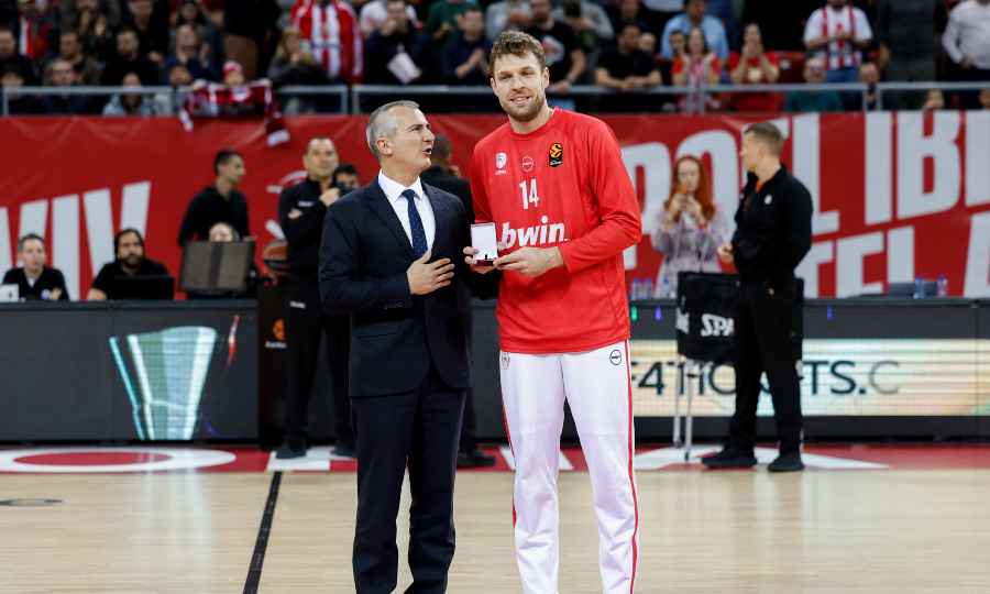 Χάποελ-Ολυμπιακός: Η βράβευση του Βεζένκοφ από τον Υπουργό Αθλητισμού της Βουλγαρίας