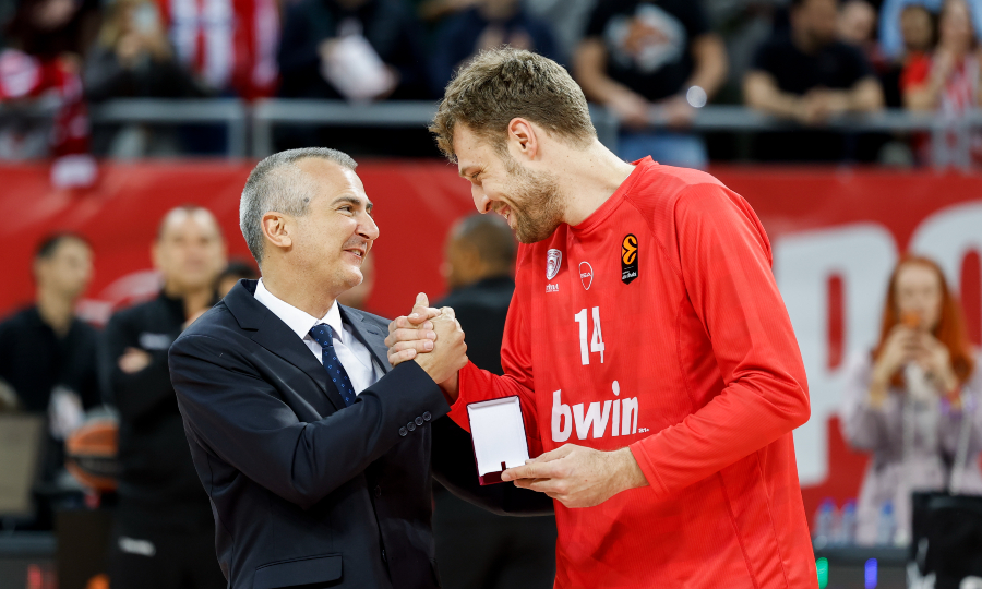 Χάποελ-Ολυμπιακός: Η βράβευση του Βεζένκοφ από τον Υπουργό Αθλητισμού της Βουλγαρίας