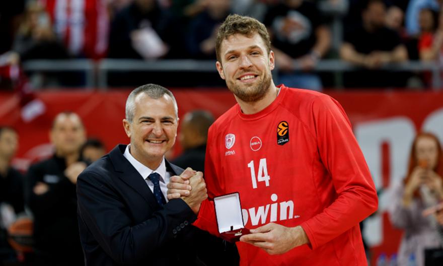 Η βράβευση του Βεζένκοφ στην «8888 Arena» από τον Υπουργό Αθλητισμού της Βουλγαρίας