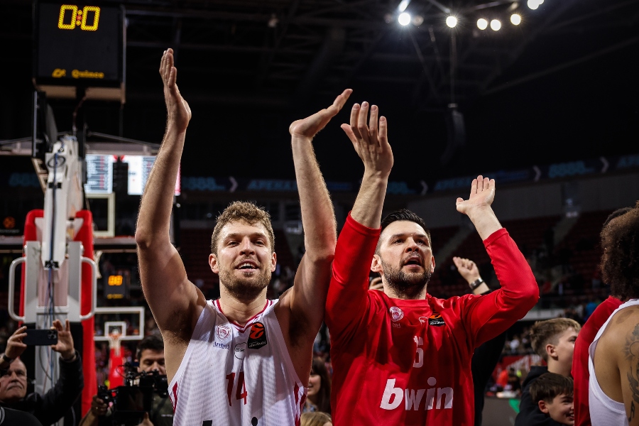 Ολυμπιακός: «Ερυθρόλευκο» πάρτι μετά τη νίκη επί της Χάποελ στη Σόφια