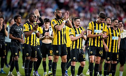 Ο κόσμος της ΑΕΚ χειροκρότησε τους παίκτες μετά την ήττα στο «Βαγέκας»