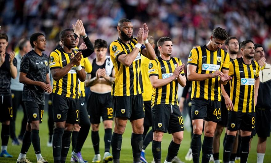 Ο κόσμος της ΑΕΚ χειροκρότησε τους παίκτες μετά την ήττα στο «Βαγέκας»