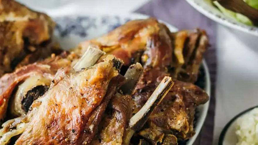 Αρνί ή κατσίκι στη σούβλα: Μυστικά και tips για το Πάσχα