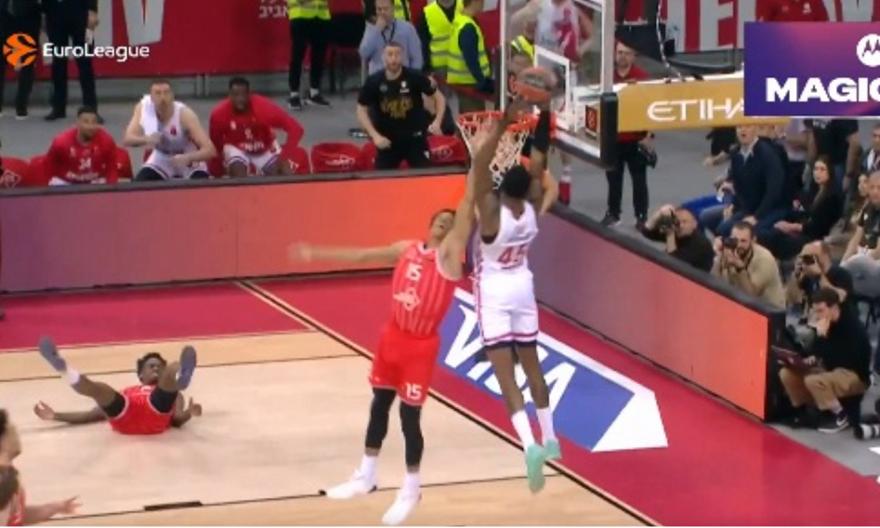 Αδιανόητο alley-oop poster κάρφωμα του Χολ στη λήξη του πρώτου ημιχρόνου!