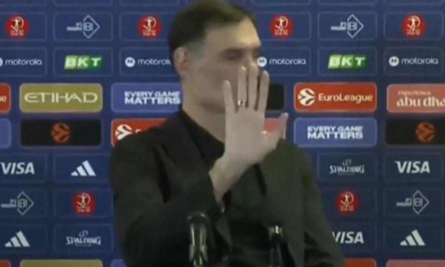 «Είναι πάντα έτσι εδώ; Τέλεια»: Η ατάκα Μπαρτζώκα στην άδεια αίθουσα Τύπου