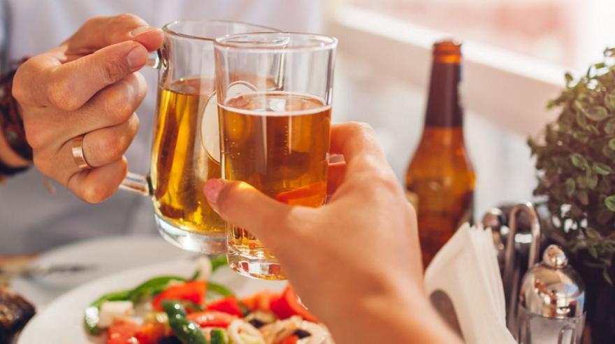 Ταιριάζει η μπίρα στο πασχαλινό τραπέζι; Και πώς να τη συνδυάσεις