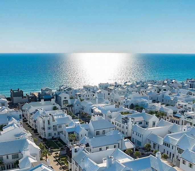 Η παραθαλάσσια πόλη που θυμίζει Σαντορίνη αλλά δεν βρίσκεται στην Ελλάδα