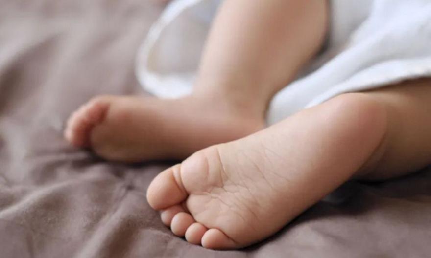 Κακοποίηση βρέφους στον Πύργο: Στη φυλακή η μητέρα και ο σύντροφός της