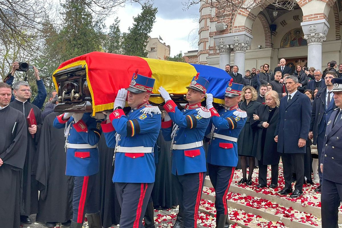 Εκατοντάδες κόσμου στην κηδεία του Μιρτσέα Λουτσέσκου-Βουβός πόνος για τον Ραζβάν