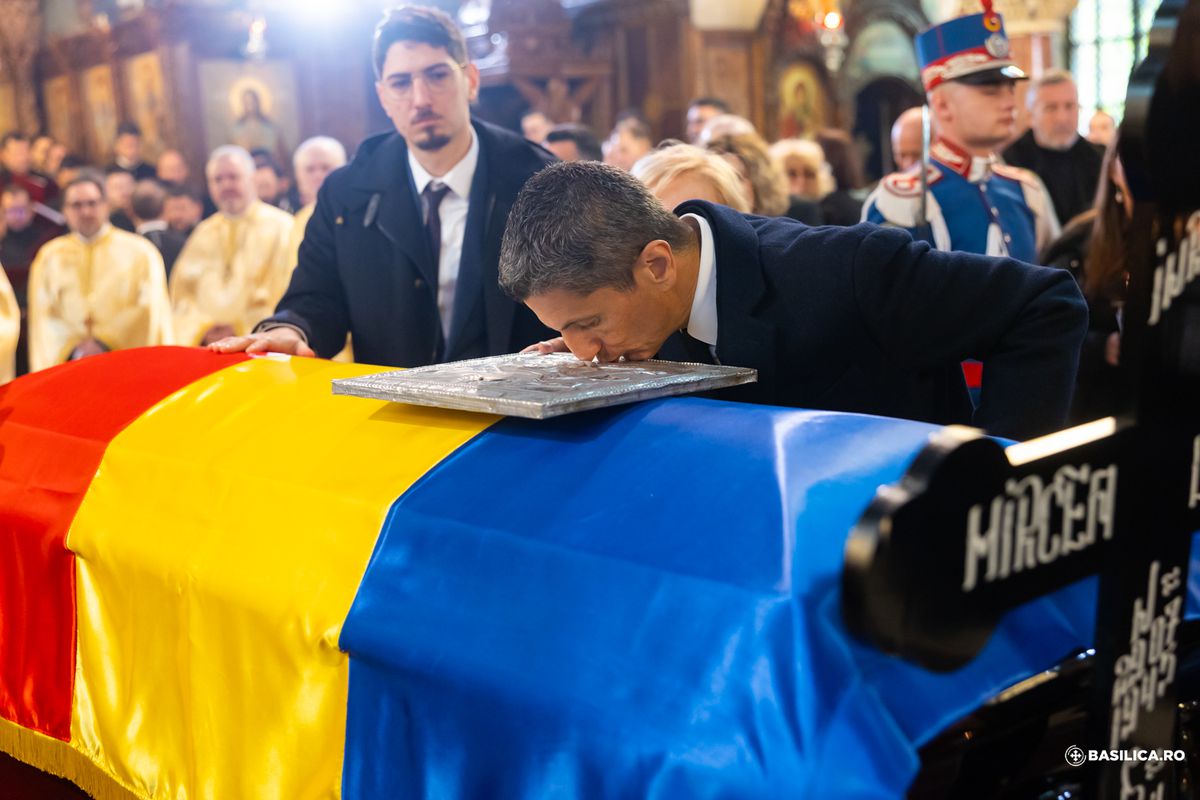 «Λύγισε» ο Ραζβάν στην κηδεία του Μιρτσέα Λουτσέσκου: «Ελπίζω να είσαι περήφανος για μένα»