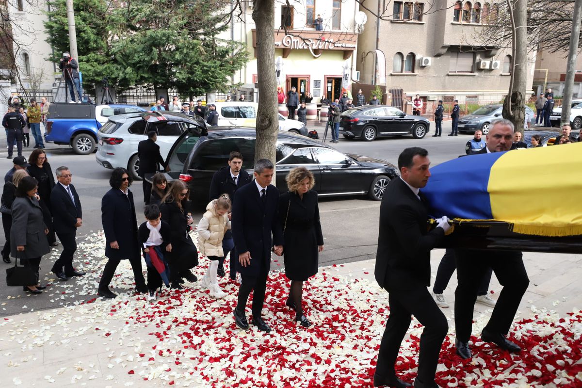 Εκατοντάδες κόσμου στην κηδεία του Μιρτσέα Λουτσέσκου-Βουβός πόνος για τον Ραζβάν