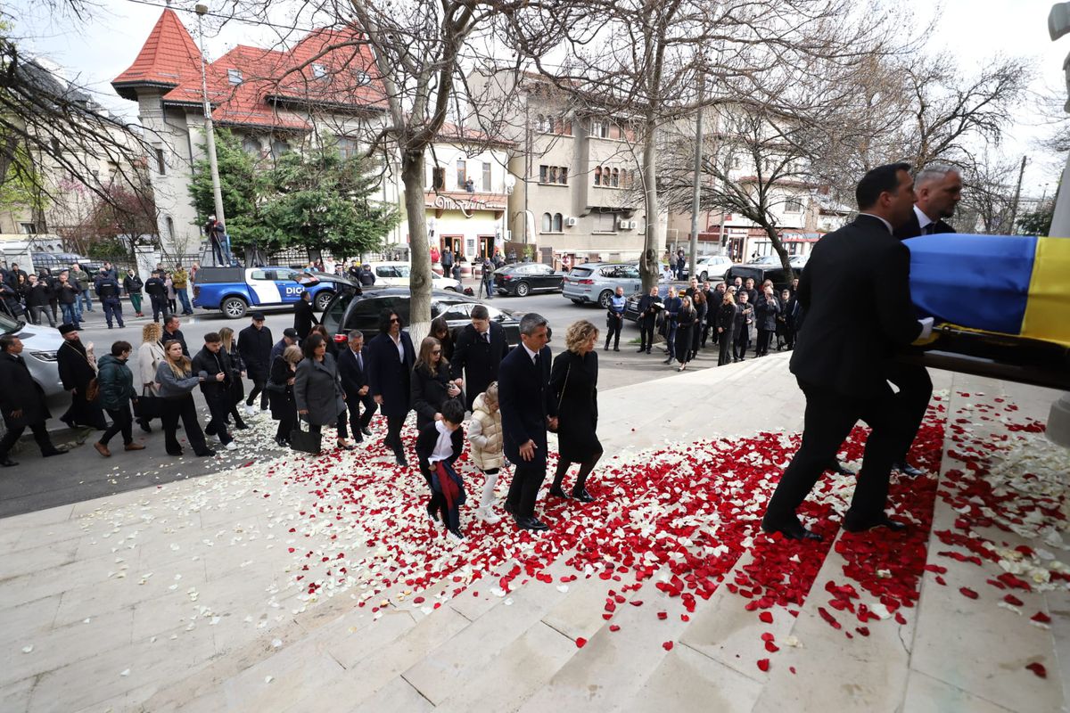 Εκατοντάδες κόσμου στην κηδεία του Μιρτσέα Λουτσέσκου-Βουβός πόνος για τον Ραζβάν