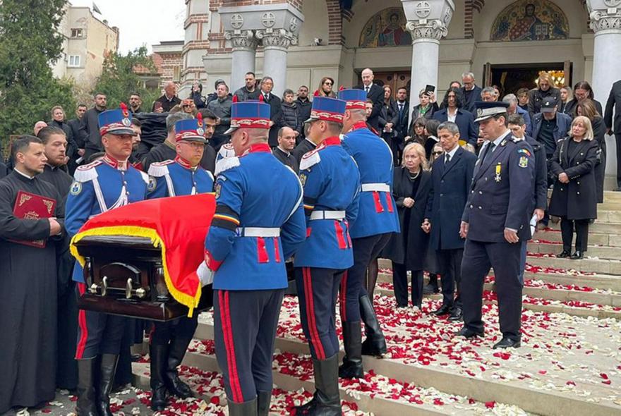 Εκατοντάδες κόσμου στην κηδεία του Μιρτσέα Λουτσέσκου Εκατοντάδες κόσμου στην κηδεία του Μιρτσέα Λουτσέσκου