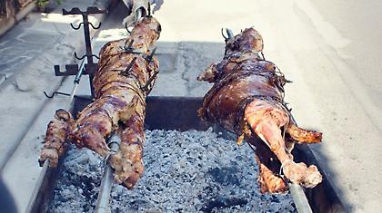 Γιατί σουβλίζουμε αρνί το Πάσχα; Το έθιμο και η ιστορία του