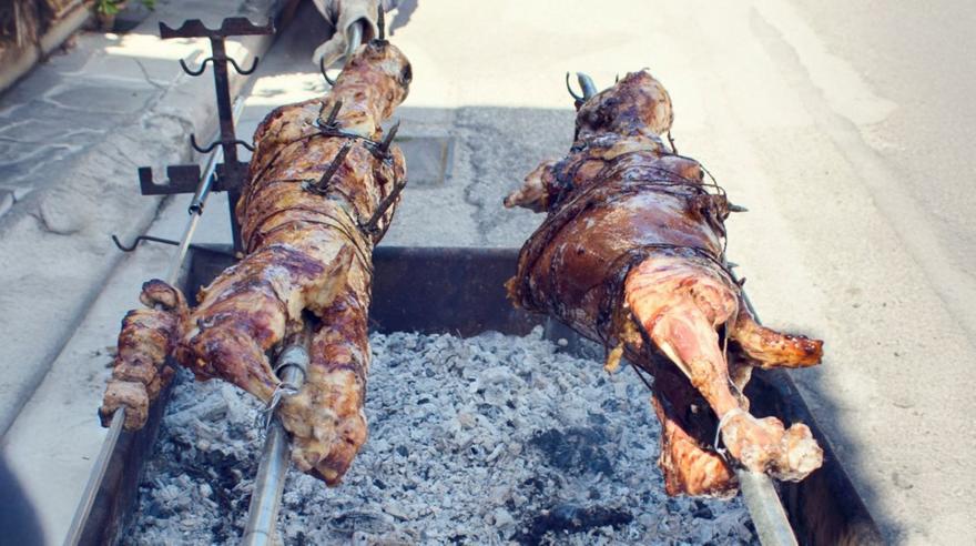 Γιατί σουβλίζουμε αρνί το Πάσχα; Το έθιμο και η ιστορία του