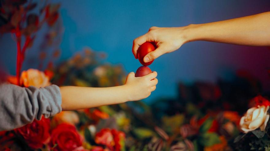 Γιατί τσουγκρίζουμε τα αυγά το Πάσχα