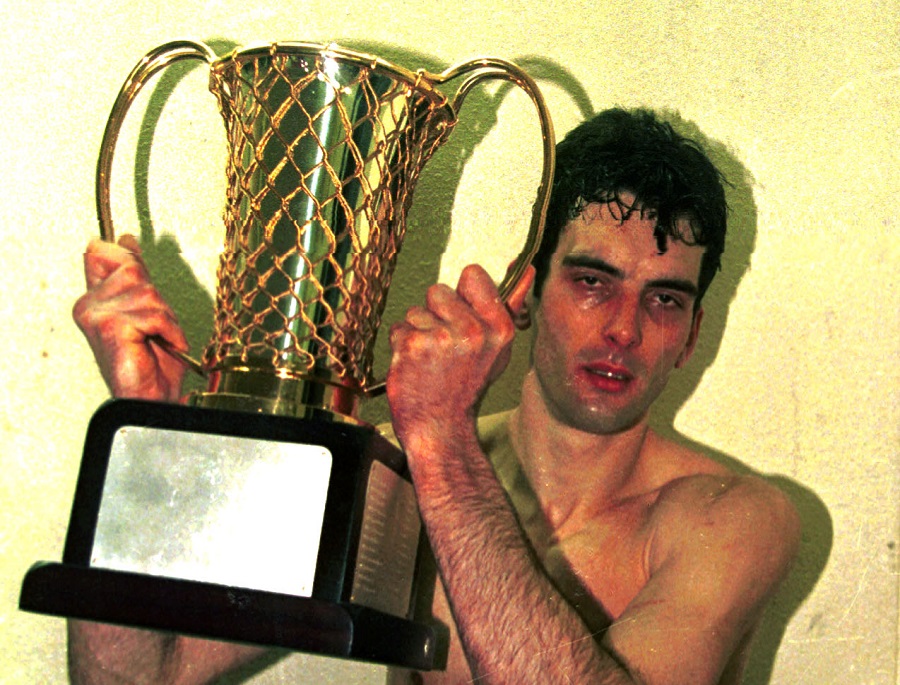 Τριάντα χρόνια από το πρώτο από τα επτά: Η μέρα που ο Παναθηναϊκός το σήκωσε στο Παρίσι