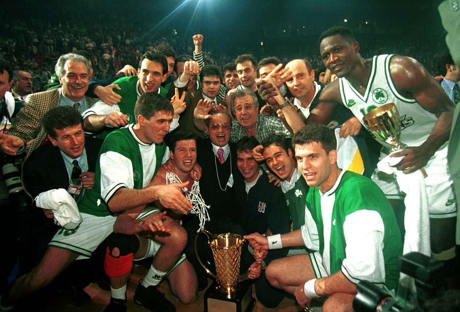 Τριάντα χρόνια από το πρώτο από τα επτά: Η μέρα που ο Παναθηναϊκός το σήκωσε στο Παρίσι