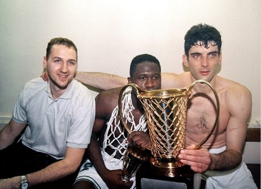 Τριάντα χρόνια από το πρώτο από τα επτά: Η μέρα που ο Παναθηναϊκός το σήκωσε στο Παρίσι