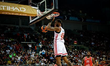 Ολυμπιακός: Το κάρφωμα του Χολ στην κορυφή του top-10 της Ευρωλίγκας!