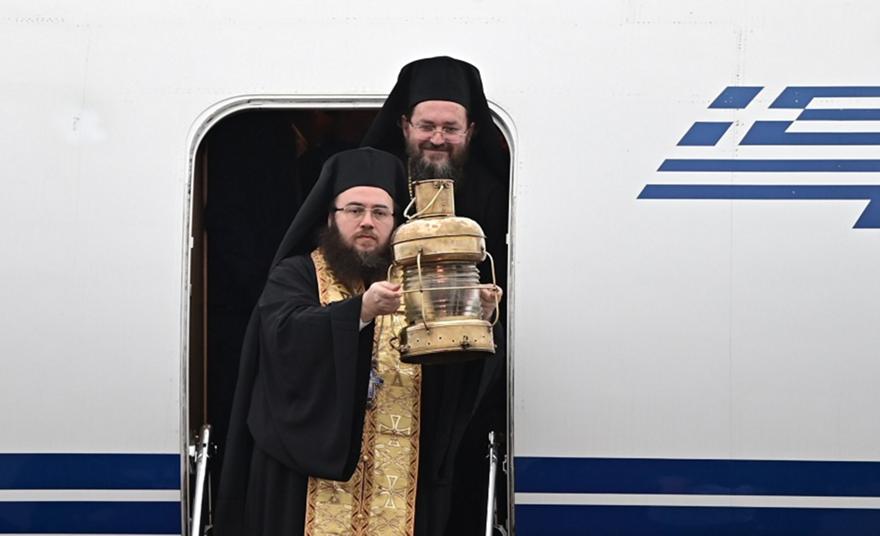 Έφτασε στην Αθήνα το Άγιο Φως - Με τιμές αρχηγού κράτους η υποδοχή στο «Ελ. Βενιζέλος»