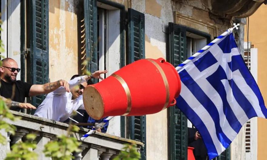 Κέρκυρα: «Εξάγνισαν» το νησί οι «μπότηδες» και έστειλαν το μήνυμα της πρώτης Ανάστασης