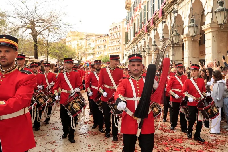 Κέρκυρα: «Εξάγνισαν» το νησί οι «μπότηδες» και έστειλαν το μήνυμα της πρώτης Ανάστασης