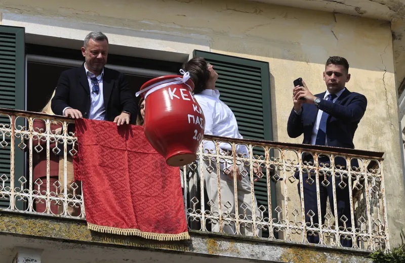 Κέρκυρα: «Εξάγνισαν» το νησί οι «μπότηδες» και έστειλαν το μήνυμα της πρώτης Ανάστασης