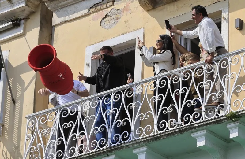 Κέρκυρα: «Εξάγνισαν» το νησί οι «μπότηδες» και έστειλαν το μήνυμα της πρώτης Ανάστασης