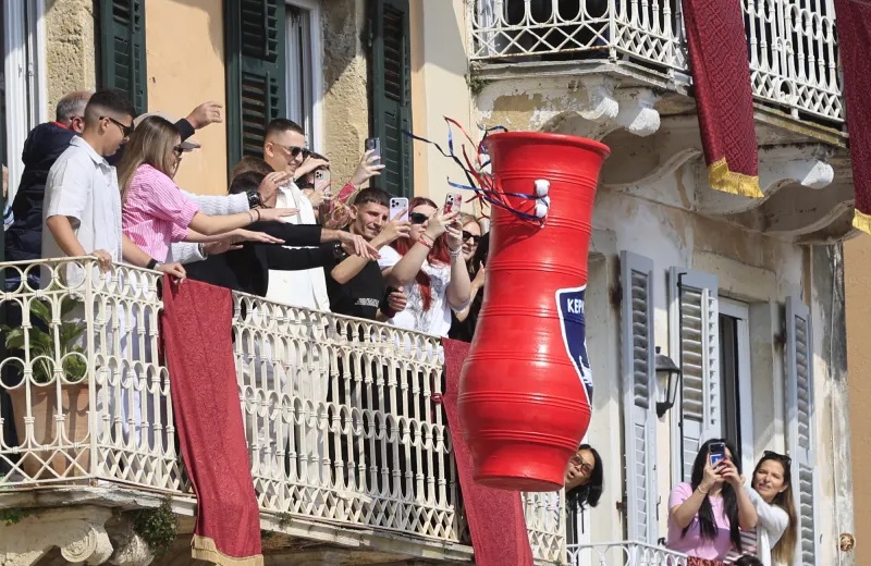 Κέρκυρα: «Εξάγνισαν» το νησί οι «μπότηδες» και έστειλαν το μήνυμα της πρώτης Ανάστασης