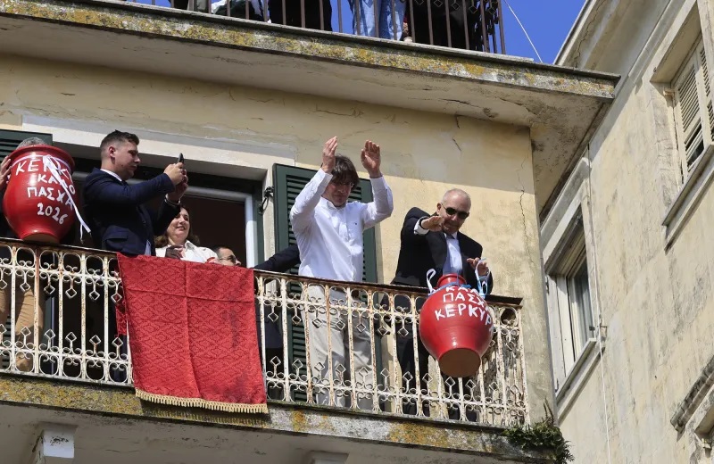 Κέρκυρα: «Εξάγνισαν» το νησί οι «μπότηδες» και έστειλαν το μήνυμα της πρώτης Ανάστασης