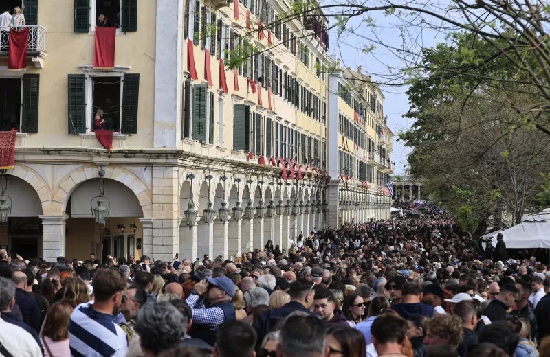 Κέρκυρα: «Εξάγνισαν» το νησί οι «μπότηδες» και έστειλαν το μήνυμα της πρώτης Ανάστασης